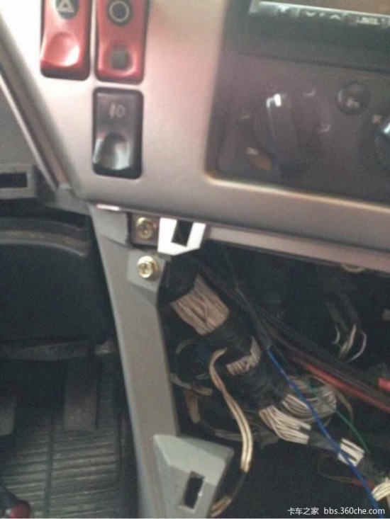 頓時(shí)高大上了 天龍卡友改裝環(huán)繞儀表臺(tái)