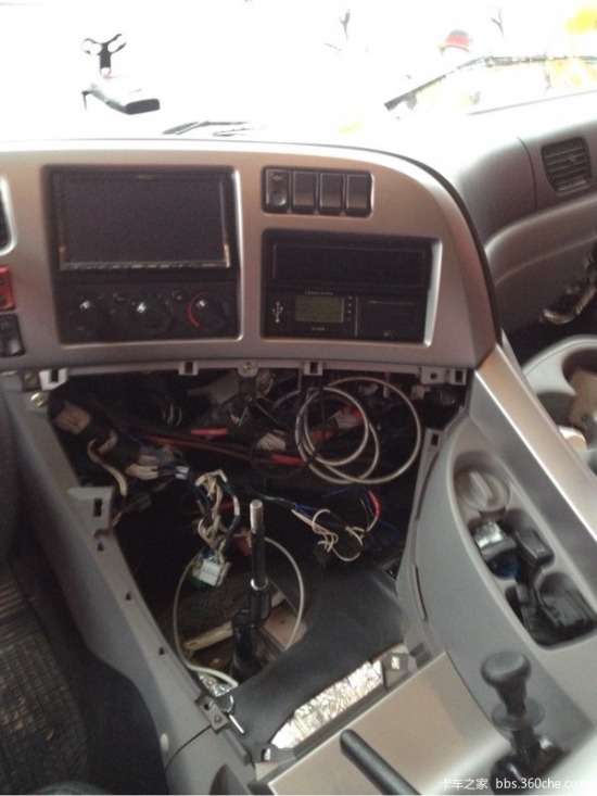 頓時(shí)高大上了 天龍卡友改裝環(huán)繞儀表臺(tái)