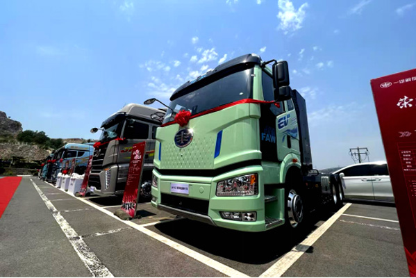 11.1 “金九銀十”商用車市場誰主沉浮?一汽解放以實力作答1015.jpg