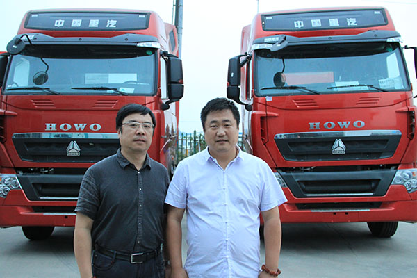中國(guó)重汽集團(tuán)銷售部青島分公司經(jīng)理富宏(左).JPG