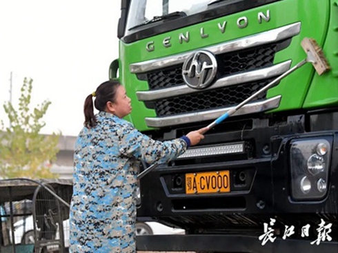 4年沒(méi)扣過(guò)分 上汽紅巖渣土車(chē)女司機(jī)年年獲獎(jiǎng)