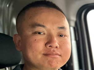 晨光里的新伙伴:一位卡友與樂(lè)福的都市詩(shī)篇