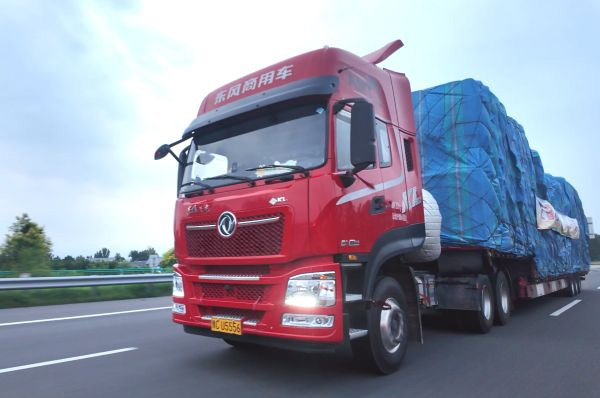 龍擎效能成就高效物流 河南布鞋之都發(fā)展再添新動能(給新建)1531.jpg