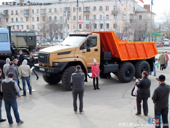借鑒輕卡駕駛室+老底盤 烏拉爾新自卸車