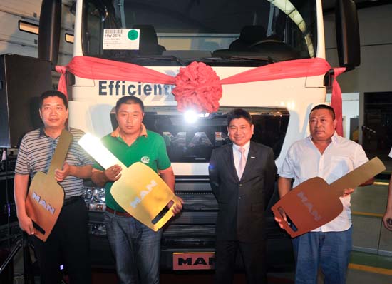 交車儀式:左1:北京金葉安順通貨物運(yùn)輸有限公司總經(jīng)理劉建威、....jpg