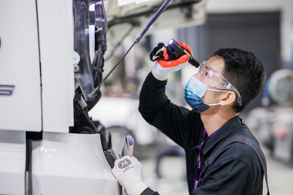 圖3. 每一個(gè)工作細(xì)節(jié)都兌現(xiàn)著奔馳卡車售后團(tuán)隊(duì)“不負(fù)眾托”的至臻承諾.jpg