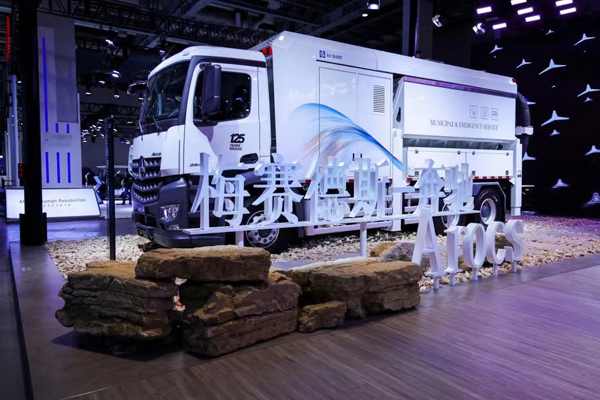 圖3. 2021年,基于梅賽德斯-奔馳6×4卡車底盤打造的多功能應(yīng)急救援卡車亮相進(jìn)博會(huì).jpg