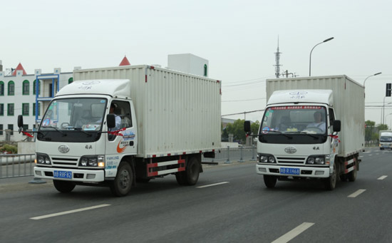 2014一汽通用汽車解放輕卡節(jié)油中國(guó)行寧波站參賽車輛路上飛馳.JPG