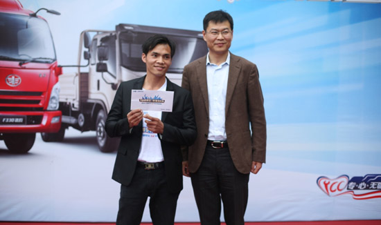 一汽通用汽車銷售公司副總經(jīng)理劉軍輝先生與寧波站冠軍車主羅先生合影.JPG