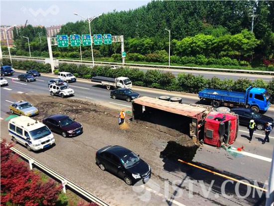 渣土車公路側(cè)翻 車速太快避讓小車不及