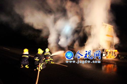 關(guān)鍵時(shí)刻滅火器失效 20噸柴油掛車自燃