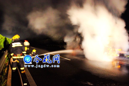 關(guān)鍵時(shí)刻滅火器失效 20噸柴油掛車自燃