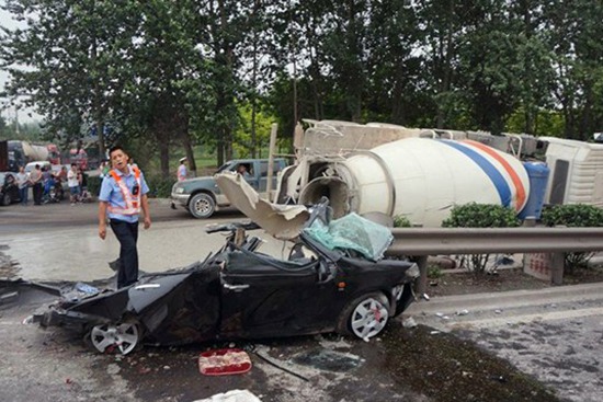 臨汾水泥罐車側(cè)滾壓扁轎車 瞬間成鐵餅
