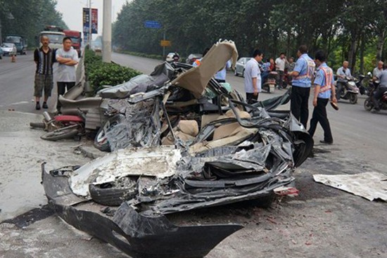 臨汾水泥罐車側(cè)滾壓扁轎車 瞬間成鐵餅