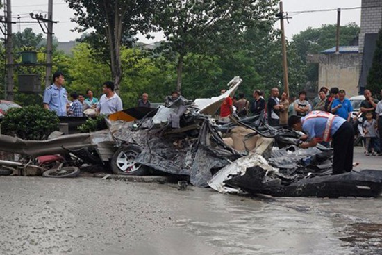 臨汾水泥罐車側(cè)滾壓扁轎車 瞬間成鐵餅