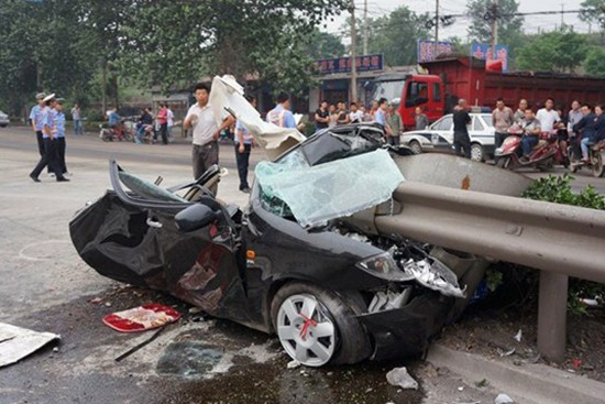 臨汾水泥罐車側(cè)滾壓扁轎車 瞬間成鐵餅