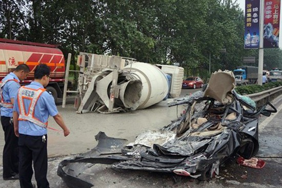 臨汾水泥罐車側(cè)滾壓扁轎車 瞬間成鐵餅