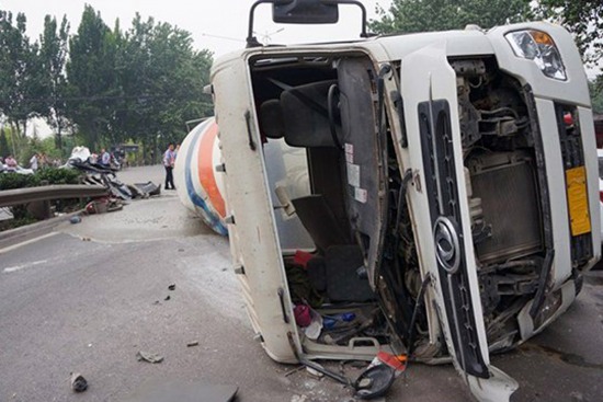 臨汾水泥罐車側(cè)滾壓扁轎車 瞬間成鐵餅