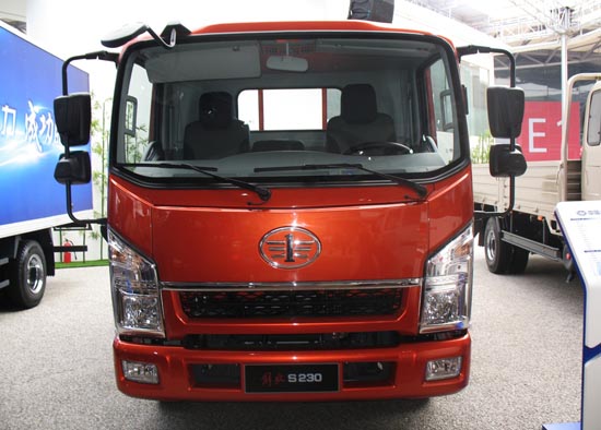 一汽通用汽車 解放S230現(xiàn)場實拍圖.JPG