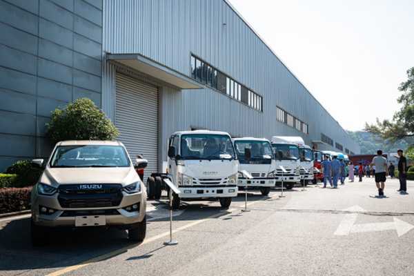 從合資典范到自主創(chuàng)新:慶鈴汽車創(chuàng)新發(fā)展大會(huì)在渝舉行 多技術(shù)路徑新品重磅發(fā)布(給企業(yè)審)(2)1432.jpg