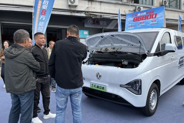 后驅(qū)8方 還能賺能省 東風(fēng)睿立達(dá)V8E廣開財(cái)路1678.jpg