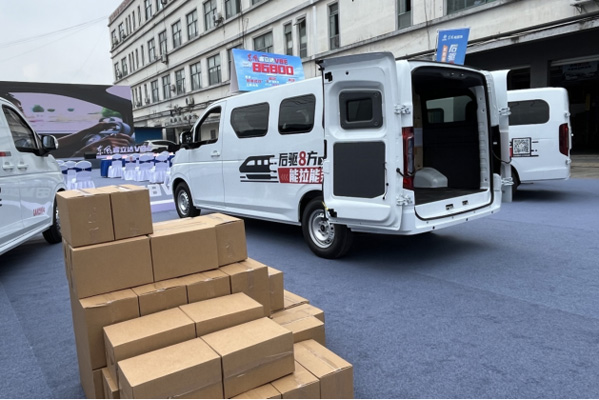 后驅(qū)8方 還能賺能省 東風(fēng)睿立達(dá)V8E廣開財(cái)路690.jpg