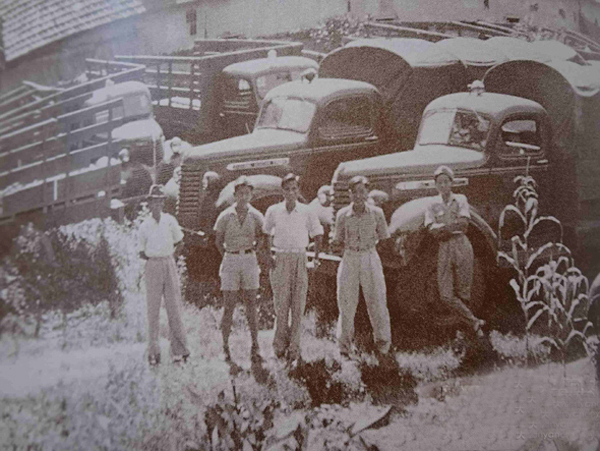 圖13 滇緬公路上的美國道奇(DODGE)運輸車.jpg