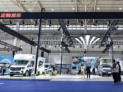 構(gòu)建綠色物流生態(tài),江鈴樂行新能源亮相2023武漢商用車展