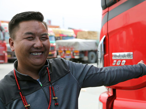 行走在藏區(qū)的藏族天龍哥