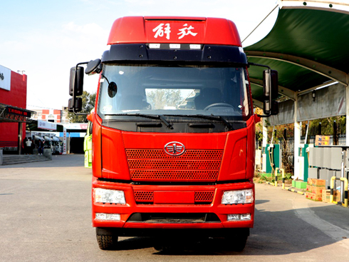 駕駛室整體布局優(yōu)化 實拍一汽解放J6L創(chuàng)富版2.0載貨車