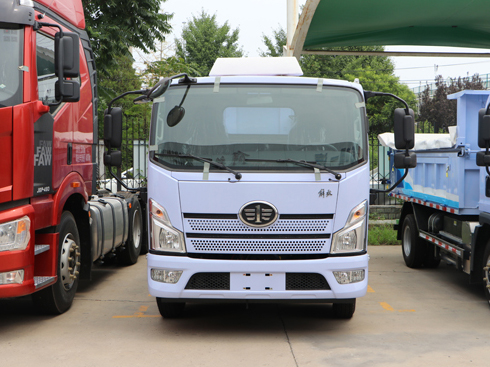 外觀辨識(shí)度高 內(nèi)飾顯檔次 實(shí)拍解放領(lǐng)途純電動(dòng)自卸車(chē)