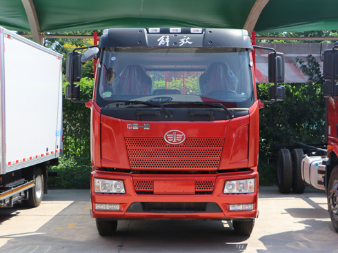 抄底買6米8載貨車 180馬力解放J6L超值版只要14.5萬元