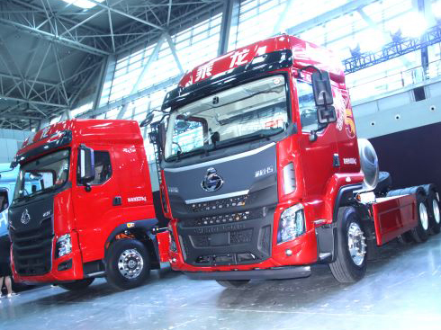 行業(yè)首款 乘龍H5 P2氣電混動(dòng)牽引車亮相