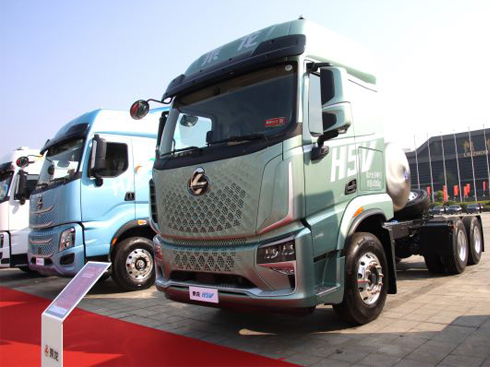 自重僅8噸 乘龍H5V LNG牽引車節(jié)氣王者