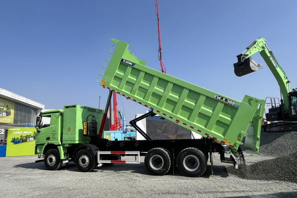 大功率 自主技術(shù) 徐工換電自卸“綠巨人”登場(2)1024.jpg